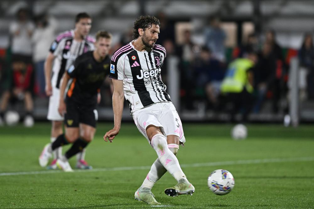 埃利奥特晒内马尔与梅西的球星卡，并配上了GOAT的emoji