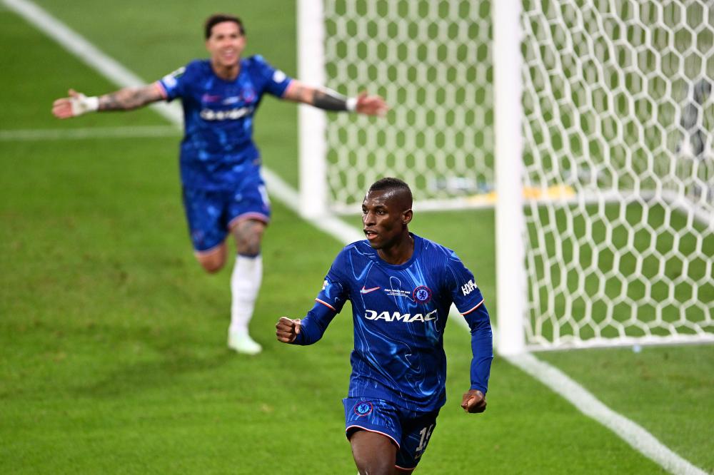 解锁体验卡，英乙比赛中裁判受伤，一球迷走下看台参与执法